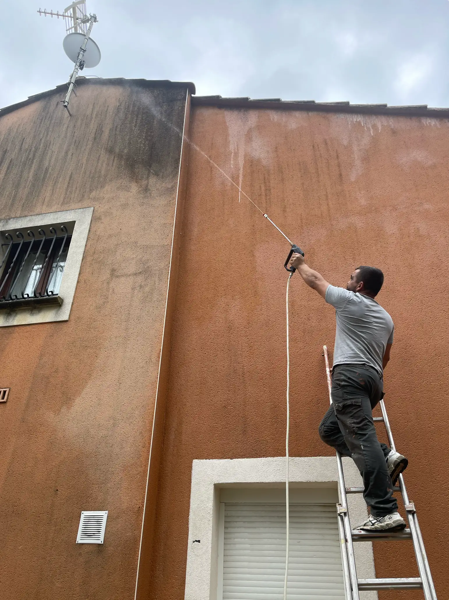Rénovation d'un mur en brique rouge